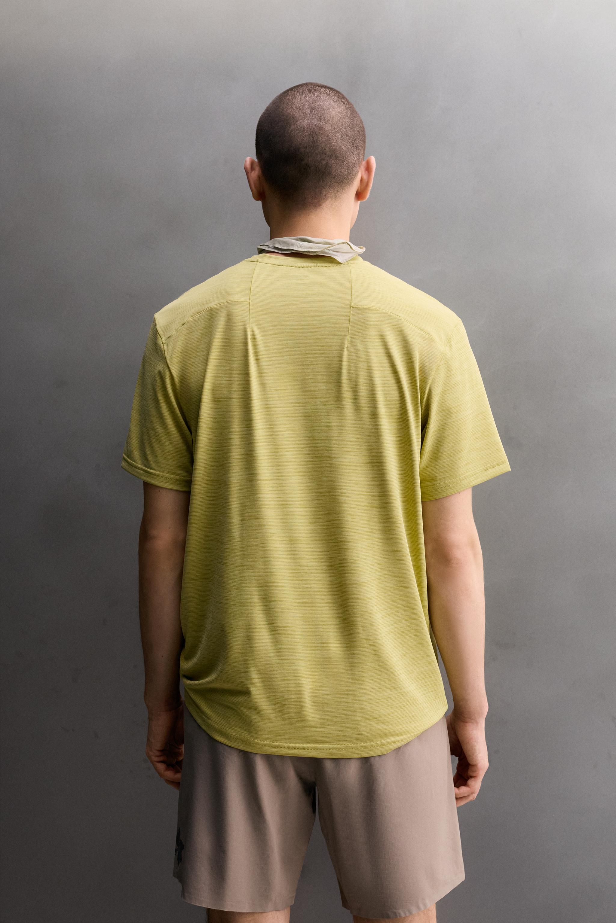 T-SHIRT TECHNIQUE JACQUARD À RAYURES